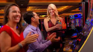 Antarmuka aplikasi mobile qqq333bet menampilkan meja live dealer dan pasar sportsbook